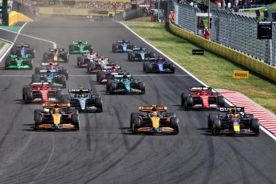 (L to R): Oscar Piastri (AUS) McLaren MCL38; Lando Norris (GBR) McLaren MCL38; and Max Verstappen (NLD) Red Bull Racing